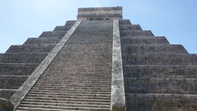 chichen-itza-cancun-stairs