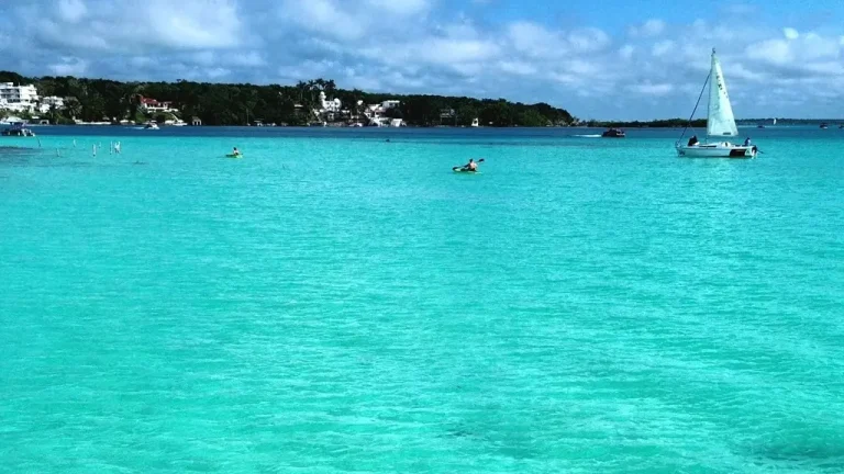 bacalar-lagoon-boats
