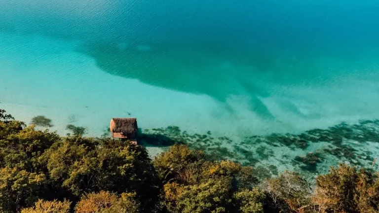 bacalar-lagoon-hut
