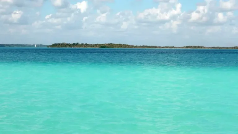 bacalar-lagoon-wide