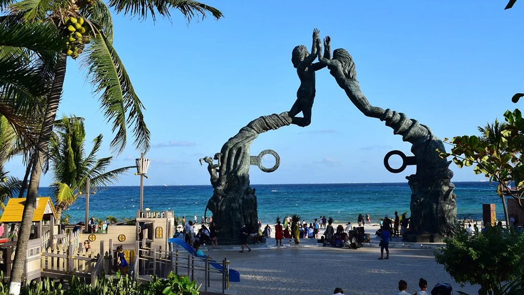 Parque Fundadores is close to the beach, close to the ferry and close to the southern end of Quinta Avenida.